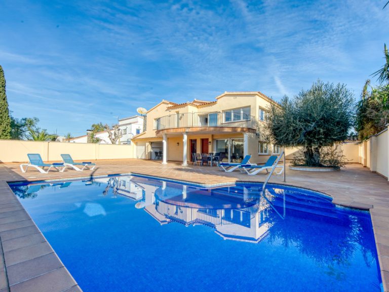 Requesens | Boeken bij Flickmyhouse