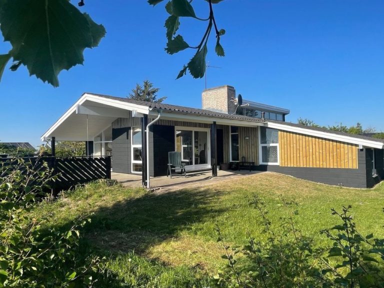 "Hansen" - 600m from the sea | Boeken bij Flickmyhouse