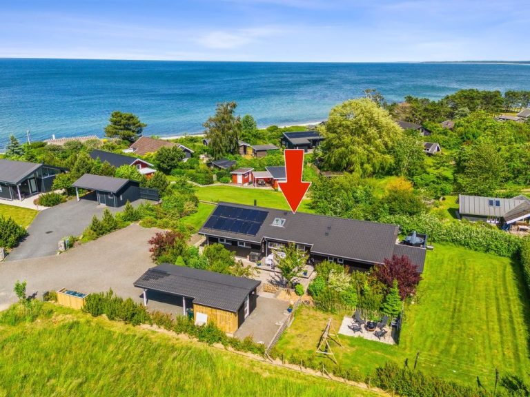 "Tuulikki" - 100m from the sea | Boeken bij Flickmyhouse