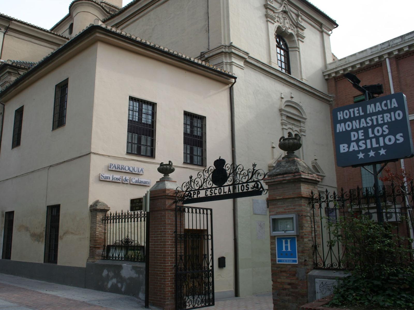 LiggingDit hotel ligt in het toeristische centrum van Granada. Het stadscentrum met tal van winkel- en amusementsmogelijkheden alsmede verschillende bezienswaardigheden bereikt u na ongeveer 10 minuten. HotelfaciliteitenHet hotel beschikt over 6 eenpersoons- en 70 tweepersoonskamers en over een lift. Meertalig personeel achter de 24-uurs receptie in de ontvangstruimte is graag bij alle vragen behulpzaam. Een bagagedepot