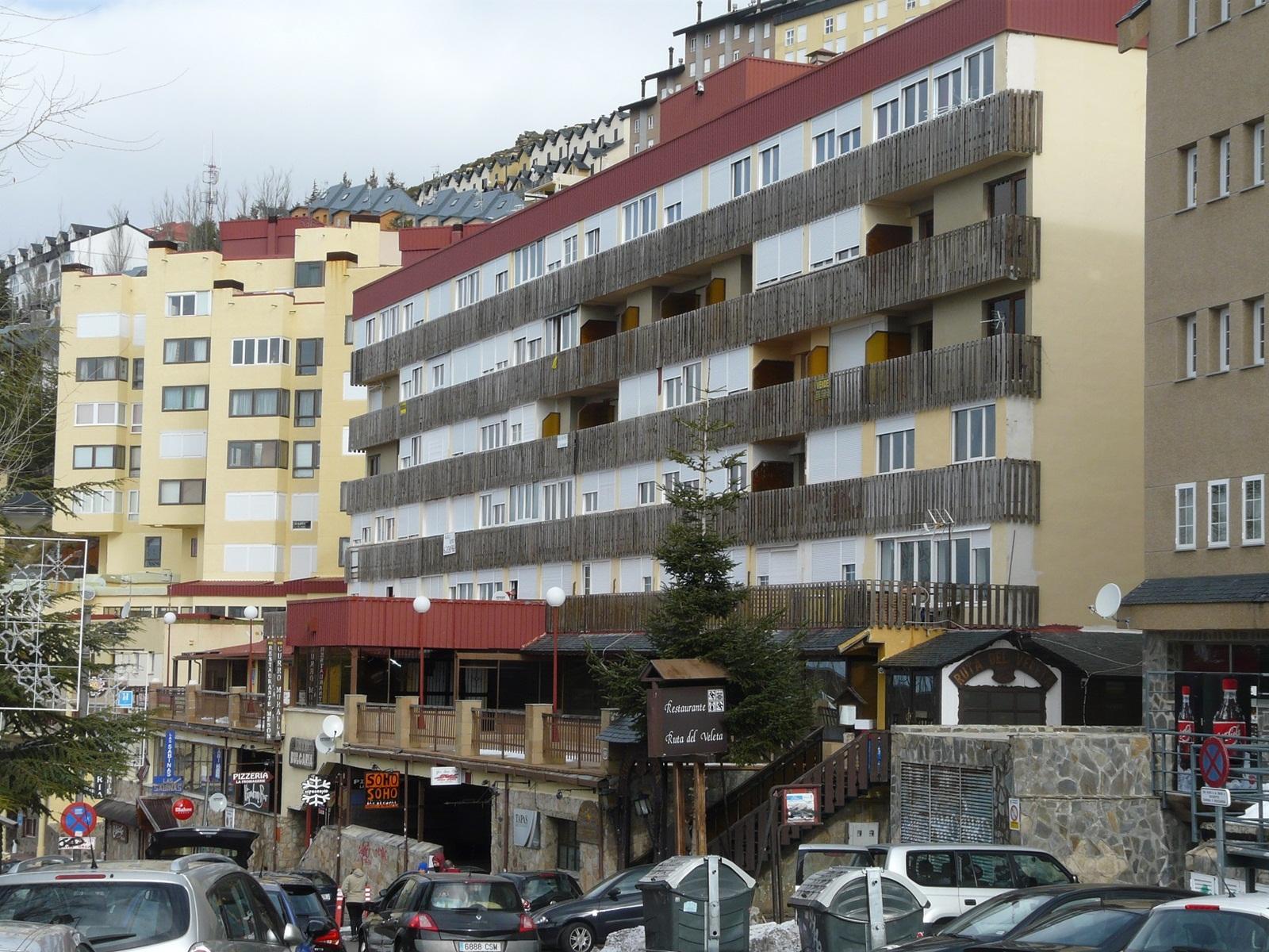 LiggingDit appartementencomplex heet de gasten in Sierra Nevada welkom. HotelfaciliteitenDit verblijf beschikt over een lift en een receptie. Het complex beschikt over verschillende gemakken voor een comfortabel en een ontspannen verblijf waaronder een bagagedepot en medische dienst. Informatie rondom excursies ontvangen gasten bij de tourdesk. In de supermarkt zijn producten voor het dagelijks gebruik verkrijgbaar. Buiten biedt een tuin extra ruimte voor ontspanning en recreatie. De gasten die met de auto komen