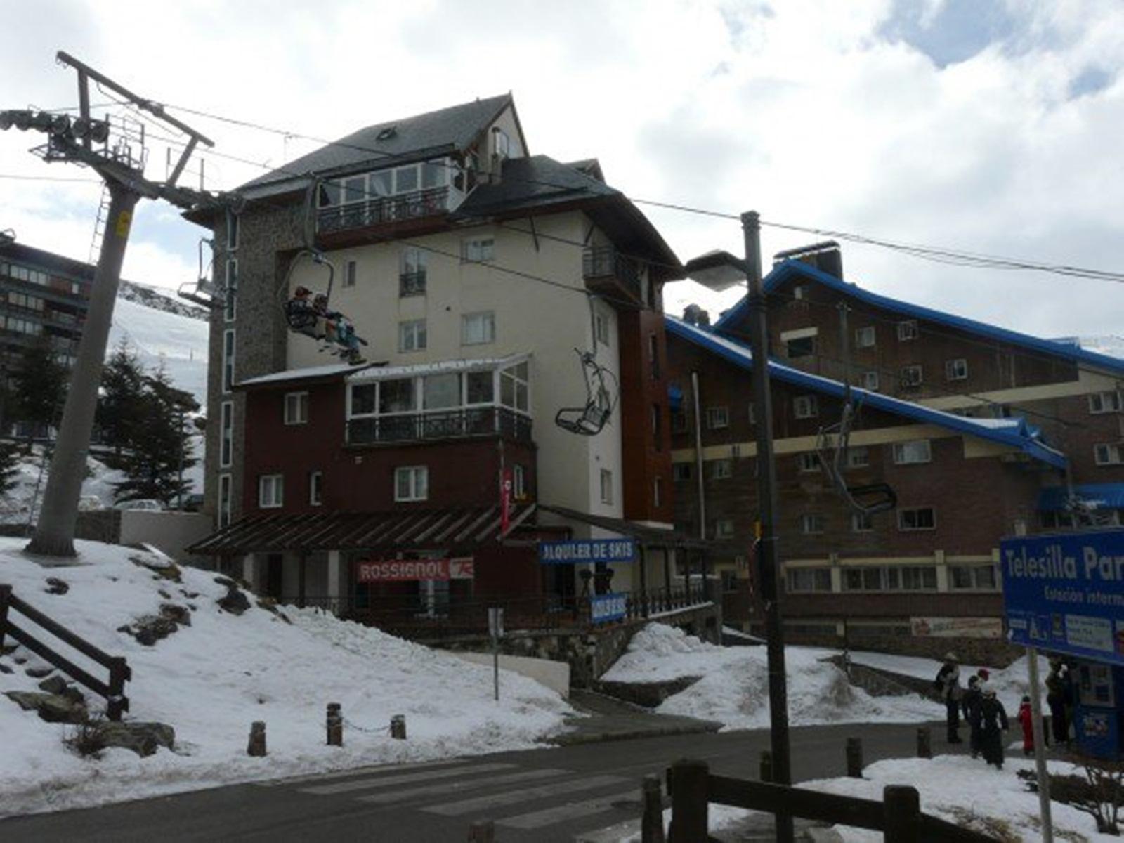 LiggingDit verblijf bevindt zich in Sierra Nevada. HotelfaciliteitenDit verblijf beschikt over een lift en een receptie. Verschillende faciliteiten en diensten - zoals een bagagedepot en roomservice - behoren tot de aangeboden voorzieningen. Via Wi-Fi hebben de gasten toegang tot het internet (tegen toeslag). Naast een supermarkt zijn andere winkels voorhanden. Om te parkeren hebben de gasten de beschikking over een garage en een parkeerplaats. KamersIn de kamers zijn een living en een badkamer voorhanden