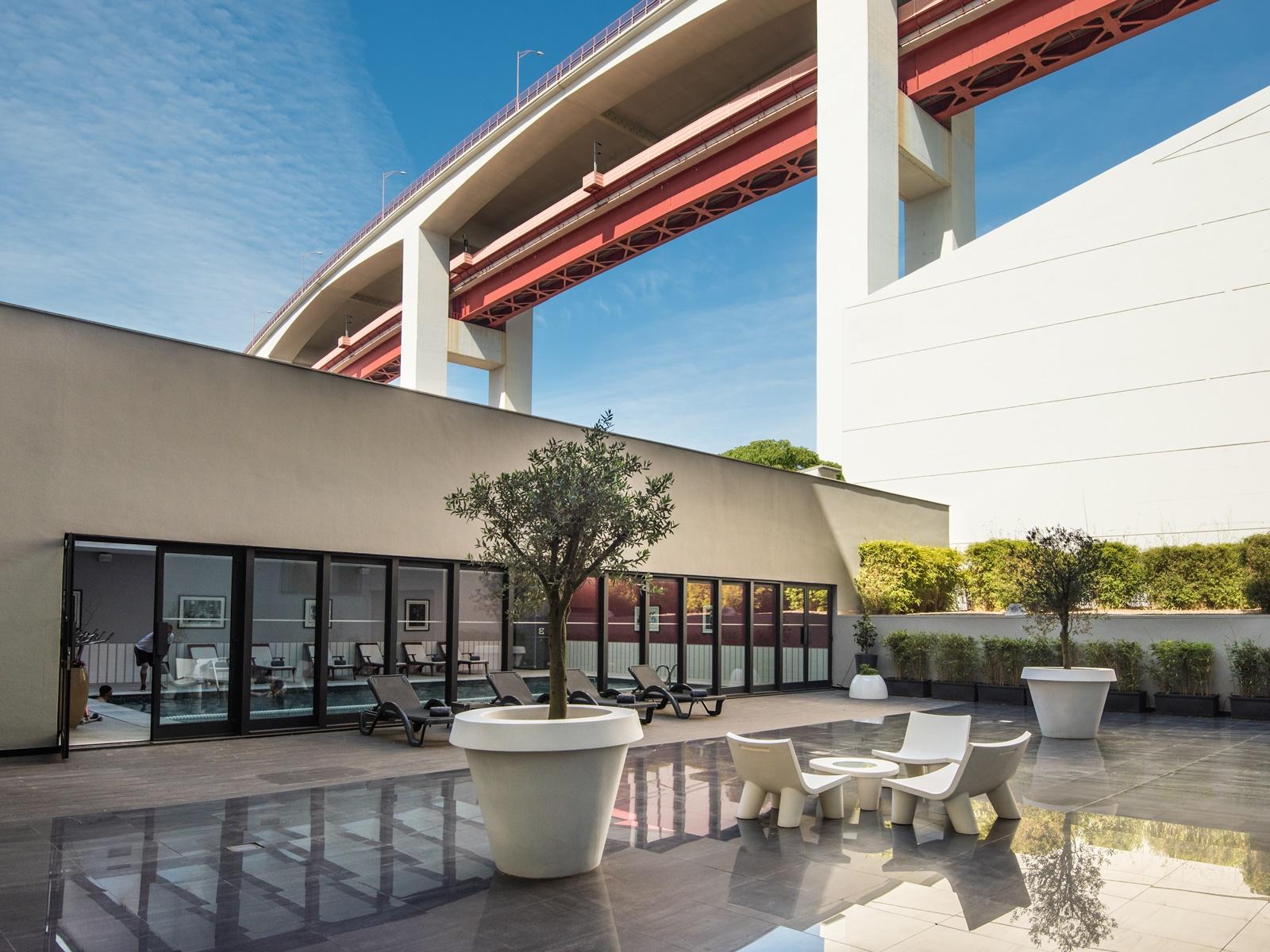 LiggingVila Galé Ópera ligt aan de rivier de Taag