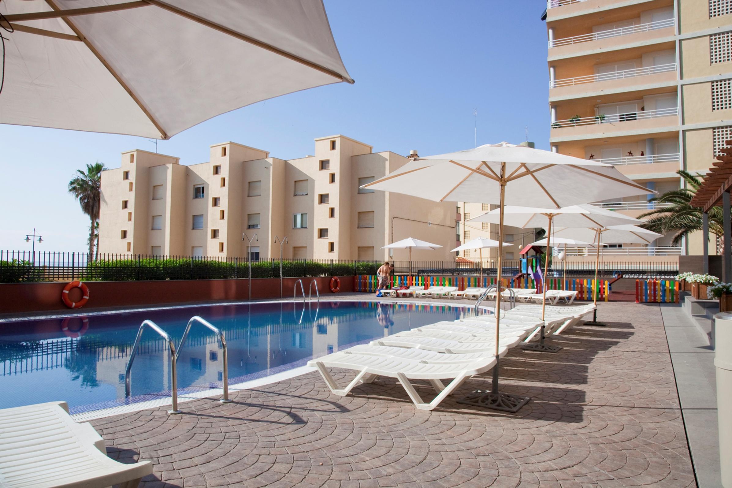 LiggingDit hotel ligt op slechts een paar meter van het strand