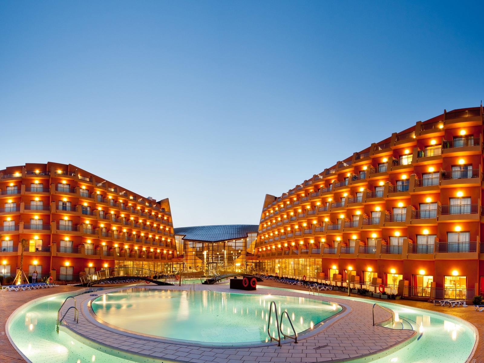 LiggingDit luxe strandhotel ligt in de wijk Playa Serena en is slechts door een boulevard gescheiden van het kiezel-/zandstrand. Er is aansluiting op het openbaar vervoer in de directe omgeving (200 meter) en in de directe omgeving zijn tal van restaurants