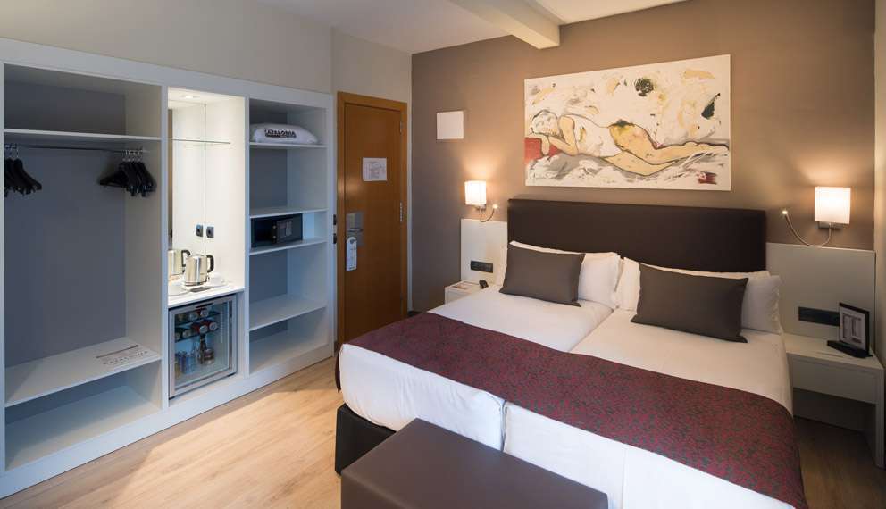 LiggingDit populaire hotel is centraal gelegen en slechts 2 km van het stadscentrum verwijderd. Met het openbaar vervoer of te voet zijn tal van amusementsmogelijkheden en de mooiste bezienswaardigheden gemakkelijk te bereiken. HotelfaciliteitenHet hotel biedt op 6 verdiepingen 13 eenpersoons- en 36 tweepersoonskamers die met een lift bereikbaar zijn. De receptie is 24 uur per dag geopend. Service zoals een bagagedepot