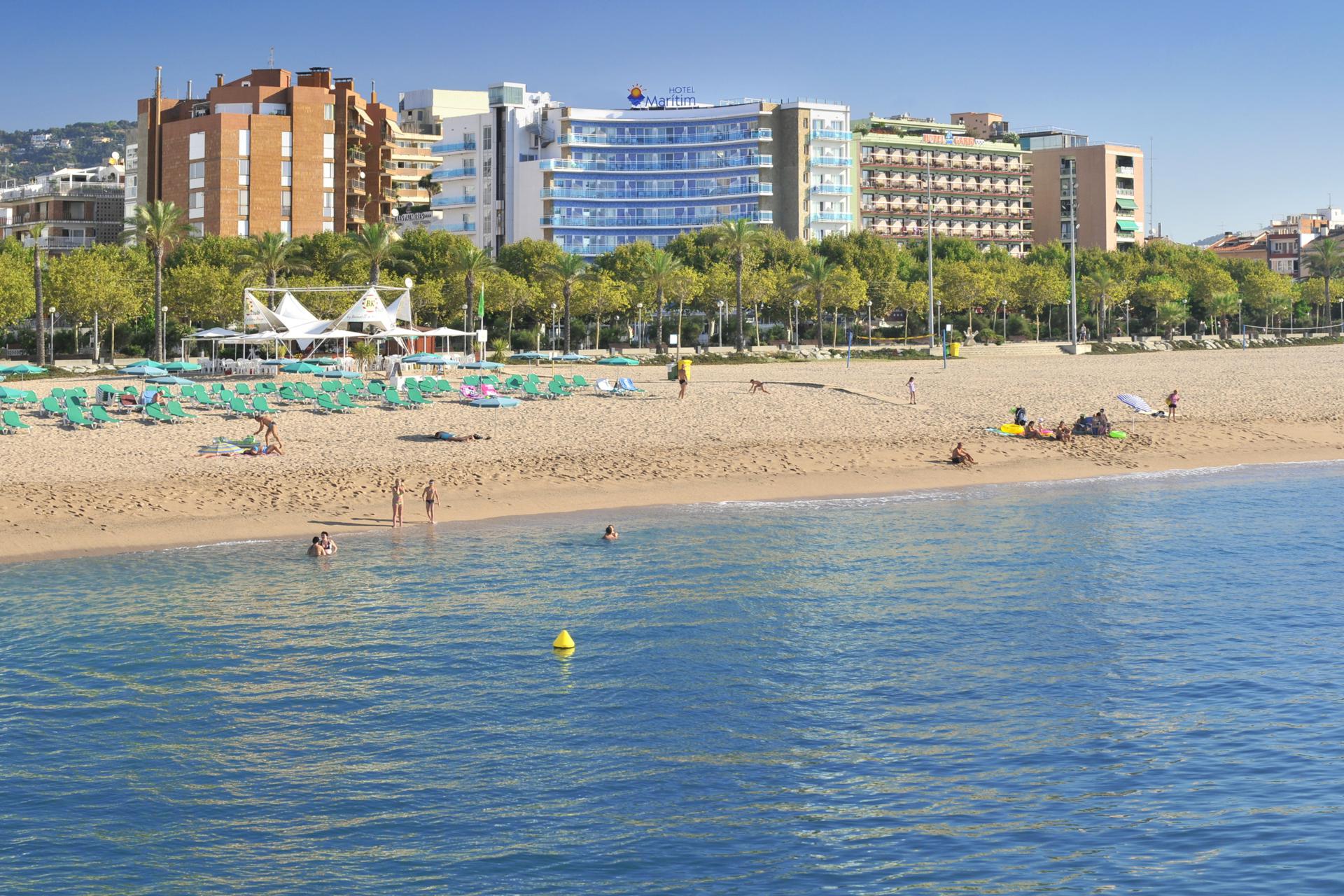LiggingDit attractieve hotel ligt in het toeristische centrum van Calella en wordt slecht door een straat langs de kust van het zandstrand (op ca. 50 meter) gescheiden. Binnen een straal van ca. 300 meter bevinden zich talrijke restaurants