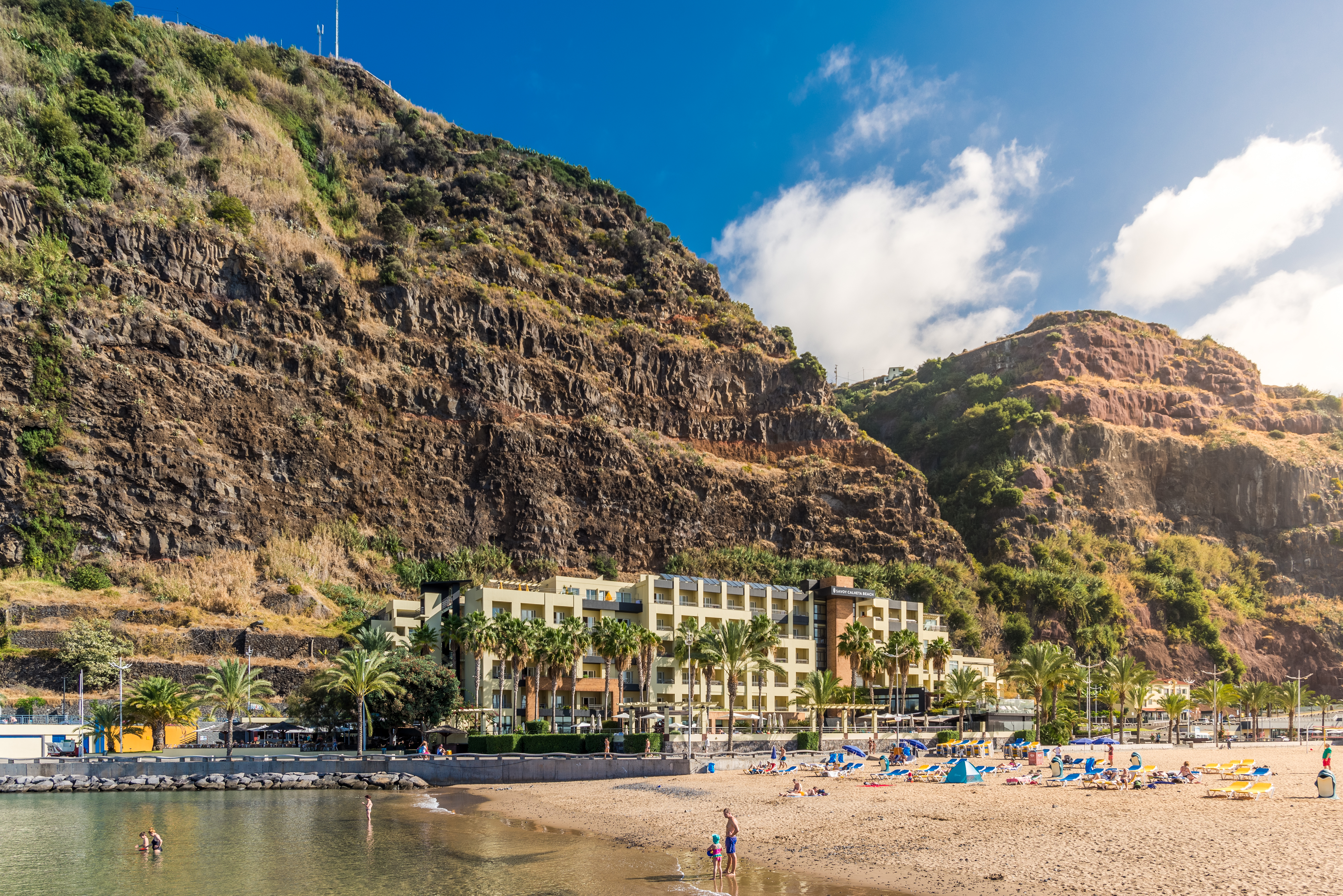 LiggingCalheta Beach ligt direct aan het zachte zandstrand van Calheta