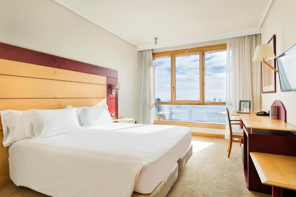 LiggingHet hotelcomplex beschikt over een prachtige tuin met super uitzicht over de stad Espluges de Llobregat. Winkelmogelijkheden