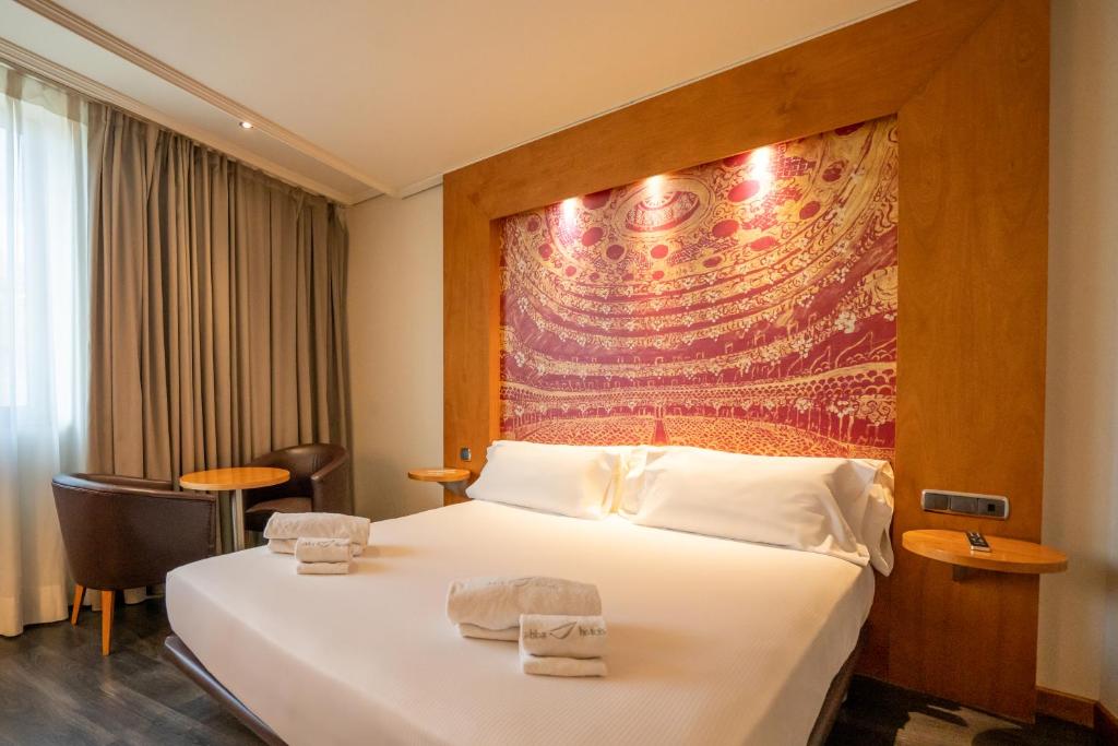 LiggingHet hotel bevindt zich dichtbij de Estació de Sants (station en bushalte). Winkelmogelijkheden (circa 500 meter)