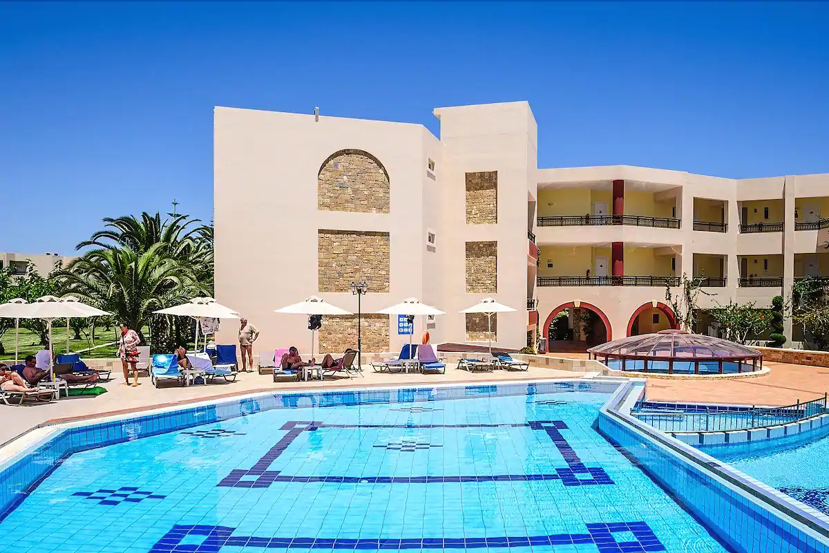 LiggingHet hotel ligt direct aan het strand van Georgioupoli