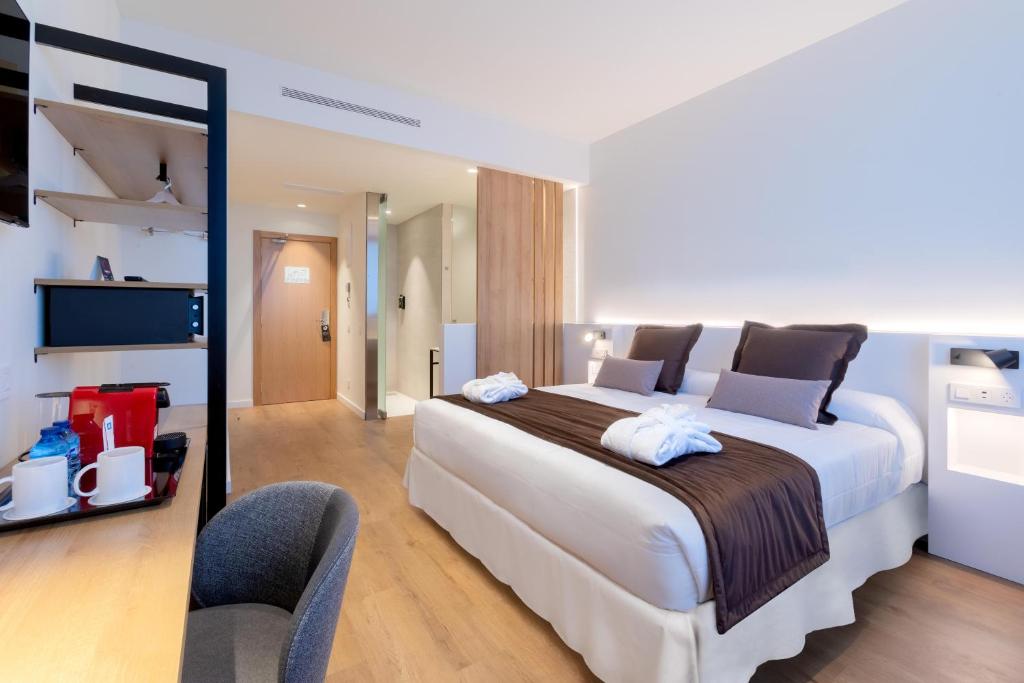 LiggingDit luchthavenhotel ligt aan een hoofdstraat in Barcelona. HotelfaciliteitenDit luchthavenhotel werd in 2024 gemoderniseerd. Graag heet het hotel de gasten in een hotel met 4 verdiepingen met een lift en 251 kamers welkom. Het meertalig personeel bij de receptie in de ontvangsthal is hulpvaardig bij het in- en uitchecken. Een bagagedepot