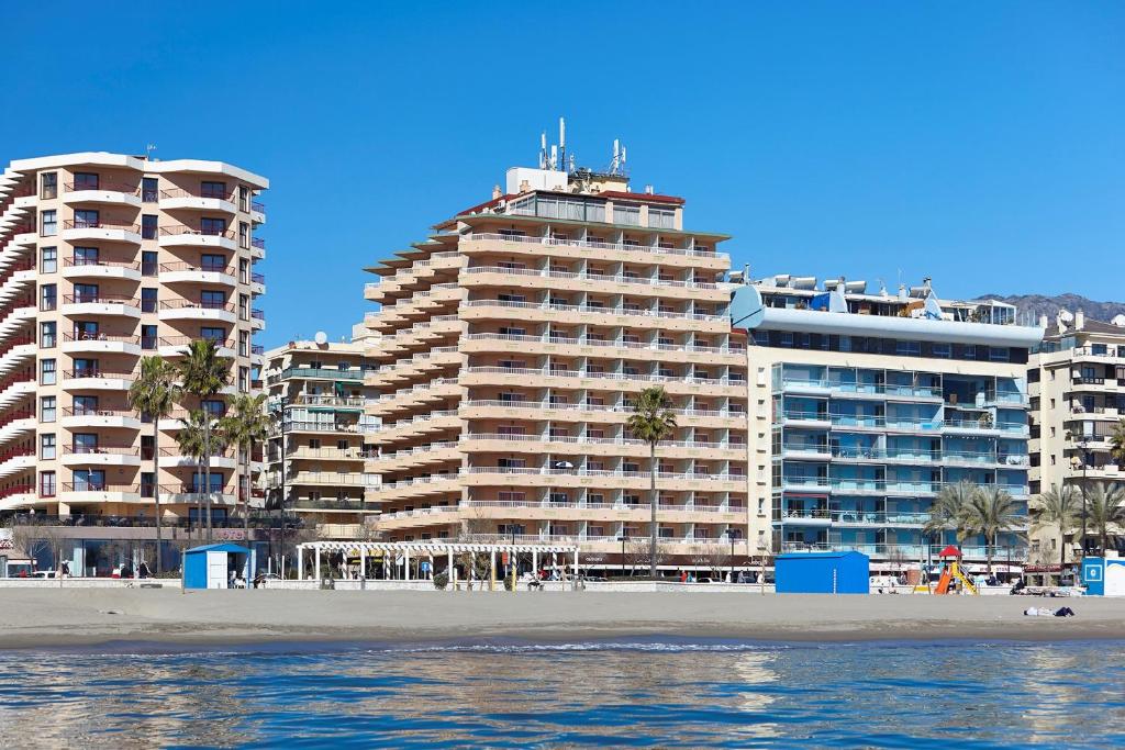 LiggingApartamentos Jabega ligt direct aan de promenade en het brede zandstrand van Fuengirola