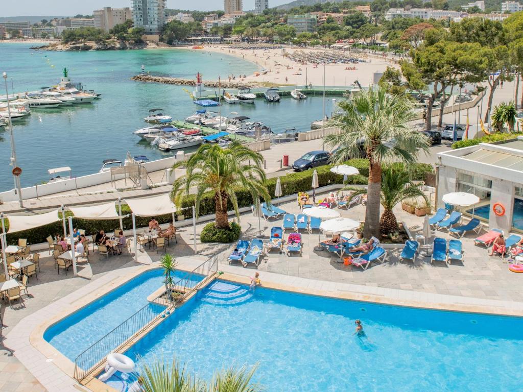 LiggingApartamentos Roc Portonova liggen in de rustige badplaats Palmanova aan de zuidwestkust van Mallorca