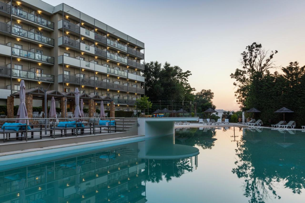 LiggingDit hotel ligt in de pittoreske omgeving van het schiereiland Kanoni. Het ligt iets ten zuiden van de stad Corfu