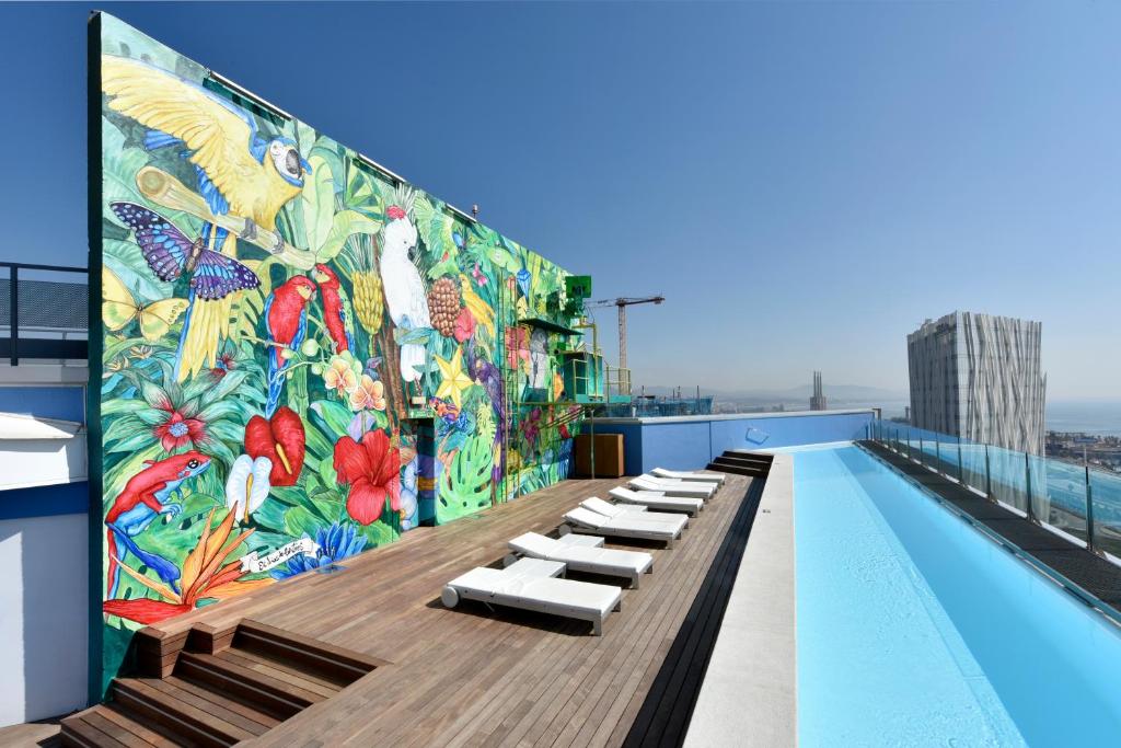 LiggingHet hotel ligt aan de Avenida Diagonal in de buurt van het nieuwe internationale Congress- en Handelscentrum (CCIB) van Barcelona en het Forum 2004. Het is ideaal gelegen in de nieuwe zakenwijk van de stad is