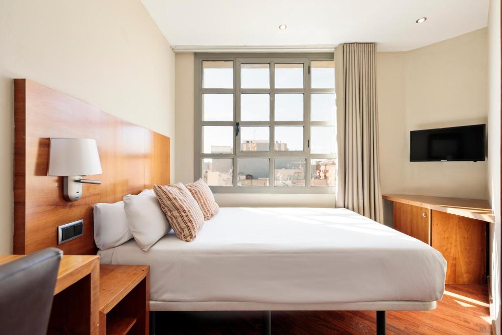 LiggingDit nieuw gebouwde hotel ligt ideaal in het centrum van Barcelona. De Sagrada Familia bevindt zich op een steenworp afstand. In de nabije omgeving zijn verder talrijke winkels