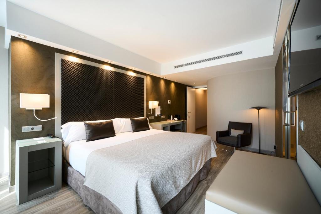 LiggingDit hotel ligt op ongeveer 1 km van het centrum van Barcelona. HotelfaciliteitenHet hotel beschikt over 58 kamers en een suite en over 2 liften. Het vriendelijke personeel aan de receptie is graag bij alle vragen behulpzaam. Het verblijf is ingericht met een bagagedepot en een kluis. Via Wi-Fi hebben de gasten toegang tot het internet. De tourdesk biedt ondersteuning bij het boeken van excursies. Rolstoelvriendelijke faciliteiten zijn beschikbaar. Tot de overige voorzieningen van het verblijf behoort een tv-ruimte. De gasten die met de auto komen