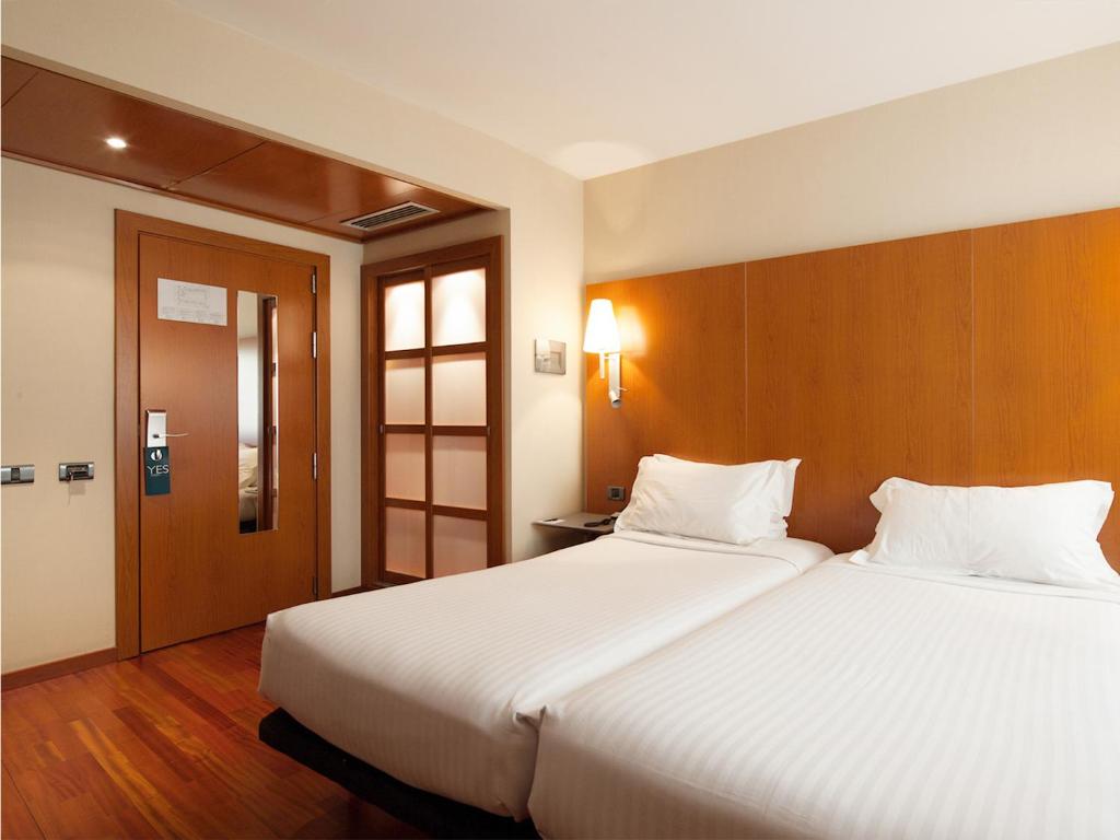 LiggingDit hotel ligt ongeveer 10 minuten van het centrum van Martorell