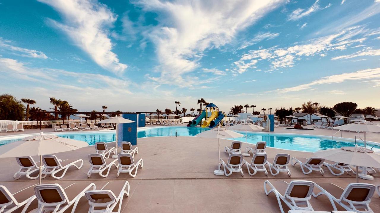 LiggingDe bungalows bevinden zich in een rustig en prestigieus toeristische deel van Caleta de Fuste