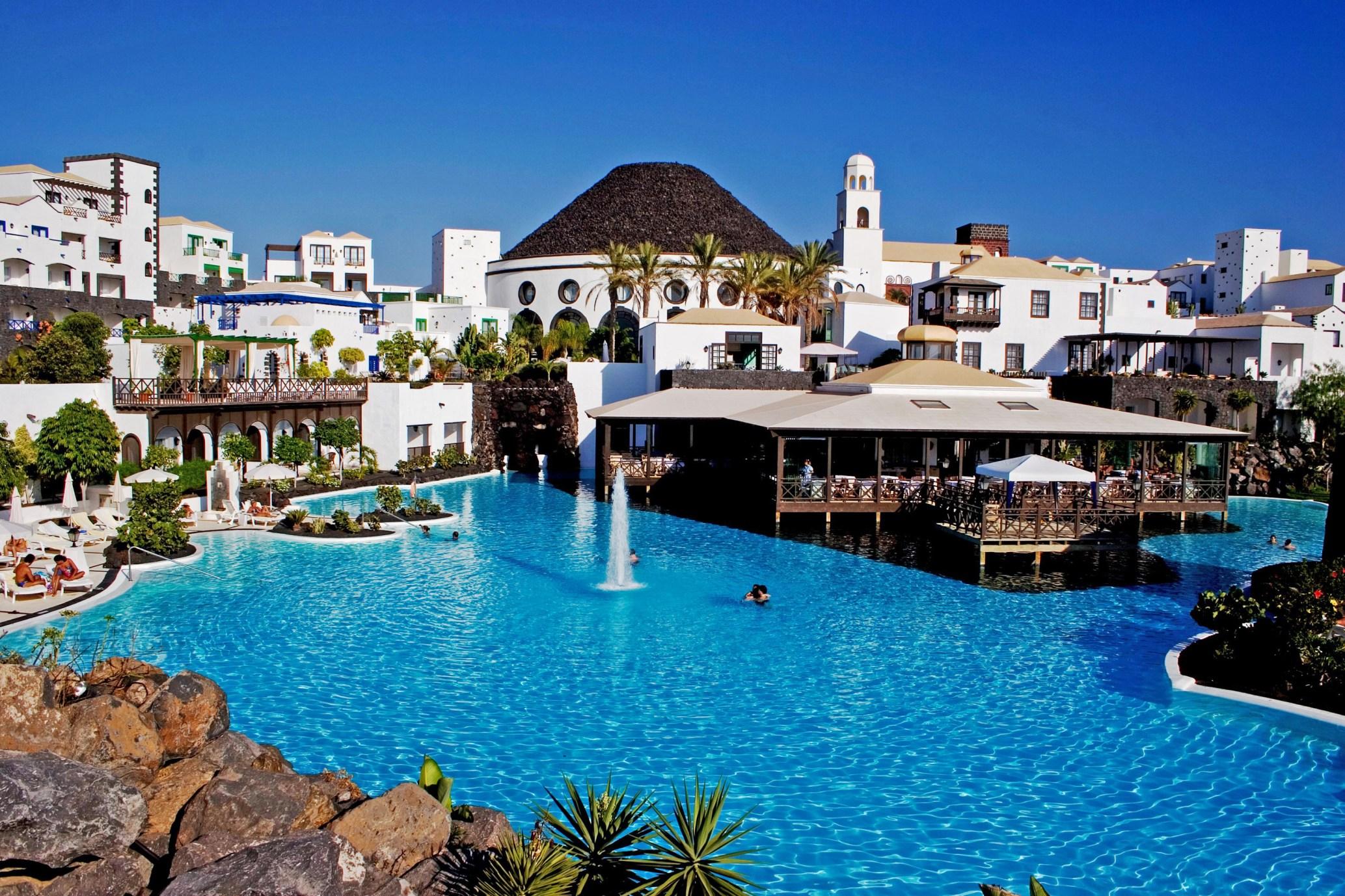 LiggingHotel LIVVO Volcan Lanzarote ligt in het toeristische centrum van Playa Blanca