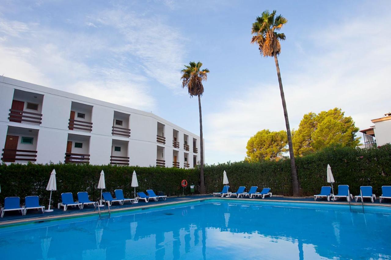 LiggingHotel Cala Murada ligt in de rustige badplaats Cala Murada aan de zuidoostkust van Mallorca. Het hotel bevindt zich op ongeveer 400 meter van het strand HotelfaciliteitenHet hotel beschikt over een buitenzwembad met zonneterras