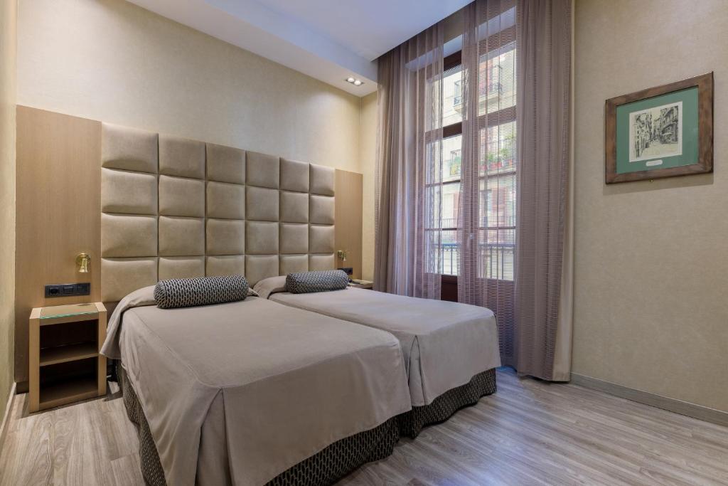 LiggingHet middenklassehotel bevindt zich midden in de Gotische wijk in het hartje van Barcelona