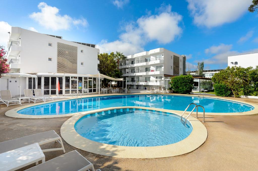 Hotel Vibra Isola Over Hotel Vibra Isola Het Hotel Vibra Isola is een resort gelegen in de buurt van het rustige strand van Playa d'en Bossa op het eiland Ibiza. Dit hotel is ideaal voor een zonvakantie. Locatie Het Hotel Vibra Isola bevindt zich in de buurt van het rustige Playa d'en Bossa-strand op het eiland Ibiza. De omgeving van het hotel is gevuld met winkels