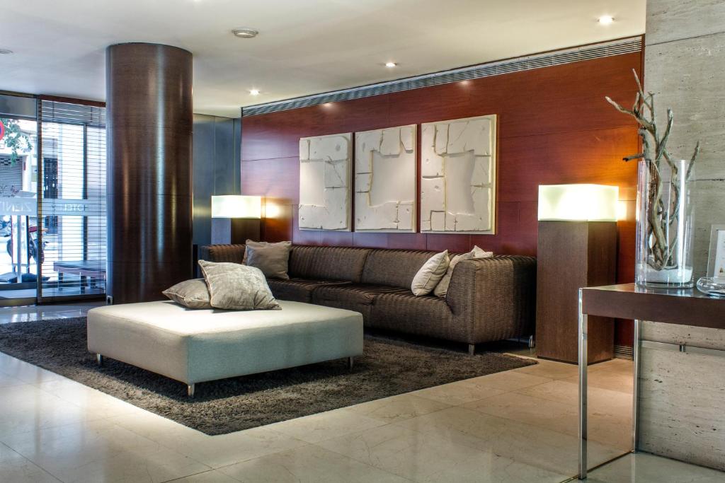 LiggingHet hotel bevindt zich direct bij het zakelijke centrum in de binnenstad van Barcelona. Het ligt bij de Avenue Roma