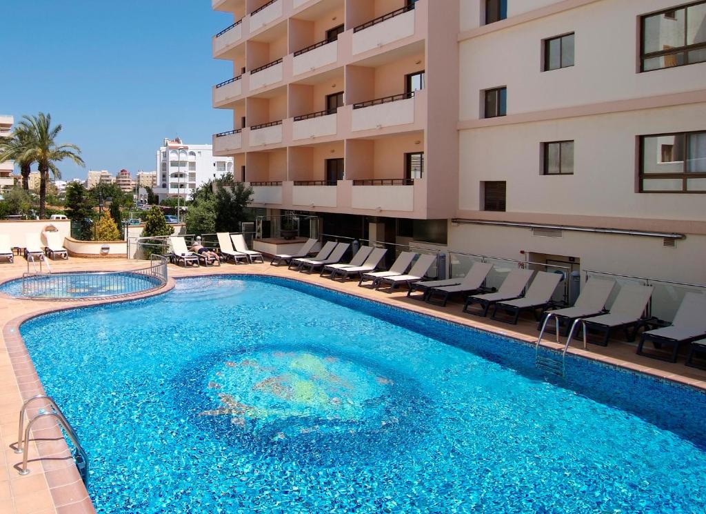 LiggingInvisa Hotel La Cala ligt in het hart van Santa Eulalia del Río