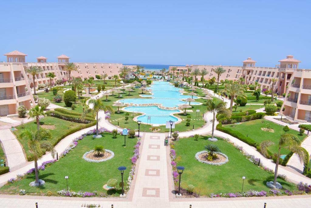 LiggingHet resort ligt direct aan een breed zandstrand aan de oostkust van Egypte