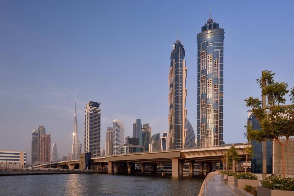 LiggingPerfect voor zakenreizigers ligt dit stadshotel direct in het centrum van Dubai. HotelfaciliteitenHet hotel met een lift beschikt over 1608 kamers en 240 suites. Het vriendelijke personeel aan de receptie is graag bij alle vragen behulpzaam. Een bagagedepot