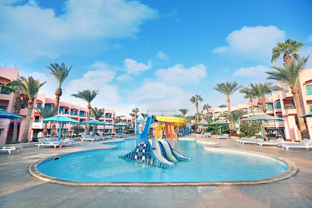 LiggingLe Pacha Resort ligt in het hart van Hurghada aan Sheraton Road