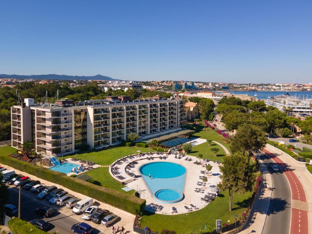 LiggingDit hotel van de betere middenklasse ligt aan de rand van Cascais en wordt door een tuincomplex en de boulevard van het mooie zandstrand gescheiden (ca. 800 m). Het stadscentrum met talrijke winkels en amusementsmogelijkheden ligt op slechts ongeveer 800 m afstand. Er is een halte van het openbaar vervoer direct voor het hotel (100 m). Naar de luchthaven is het ongeveer 30 km. HotelfaciliteitenDe 70 suites en de 163 tweepersoonskamers zijn verdeeld over 7 verdiepingen en zijn met een lift bereikbaar. Het meertalig personeel bij de receptie in de ontvangsthal is hulpvaardig bij het in- en uitchecken. Het voorzieningenaanbod van het aparthotel bevat een bagagedepot