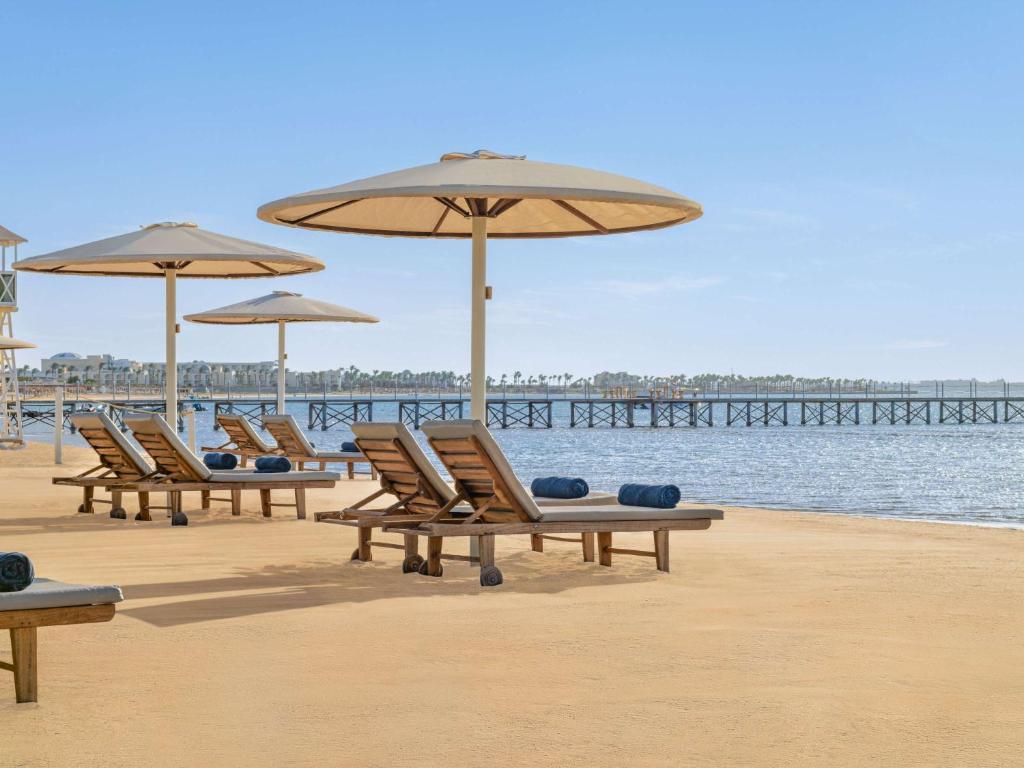 LiggingHet resort ligt aan de kust van de Rode Zee op het schiereiland Soma Bay en biedt een rustige en panoramische ligging tussen woestijn