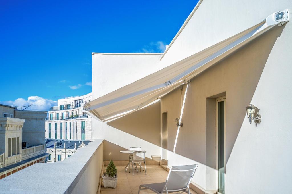 LiggingHet elegante hotel bevindt zich in het historische centrum van Madrid
