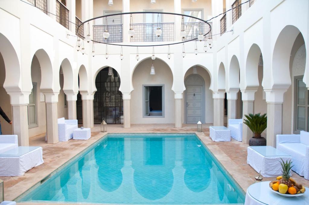 LiggingRiad Nashira & Spa is een luxe boetiekhotel gelegen in het hart van de medina van Marrakech. Het bevindt zich op loopafstand van belangrijke bezienswaardigheden zoals de Ben Youssef Medersa
