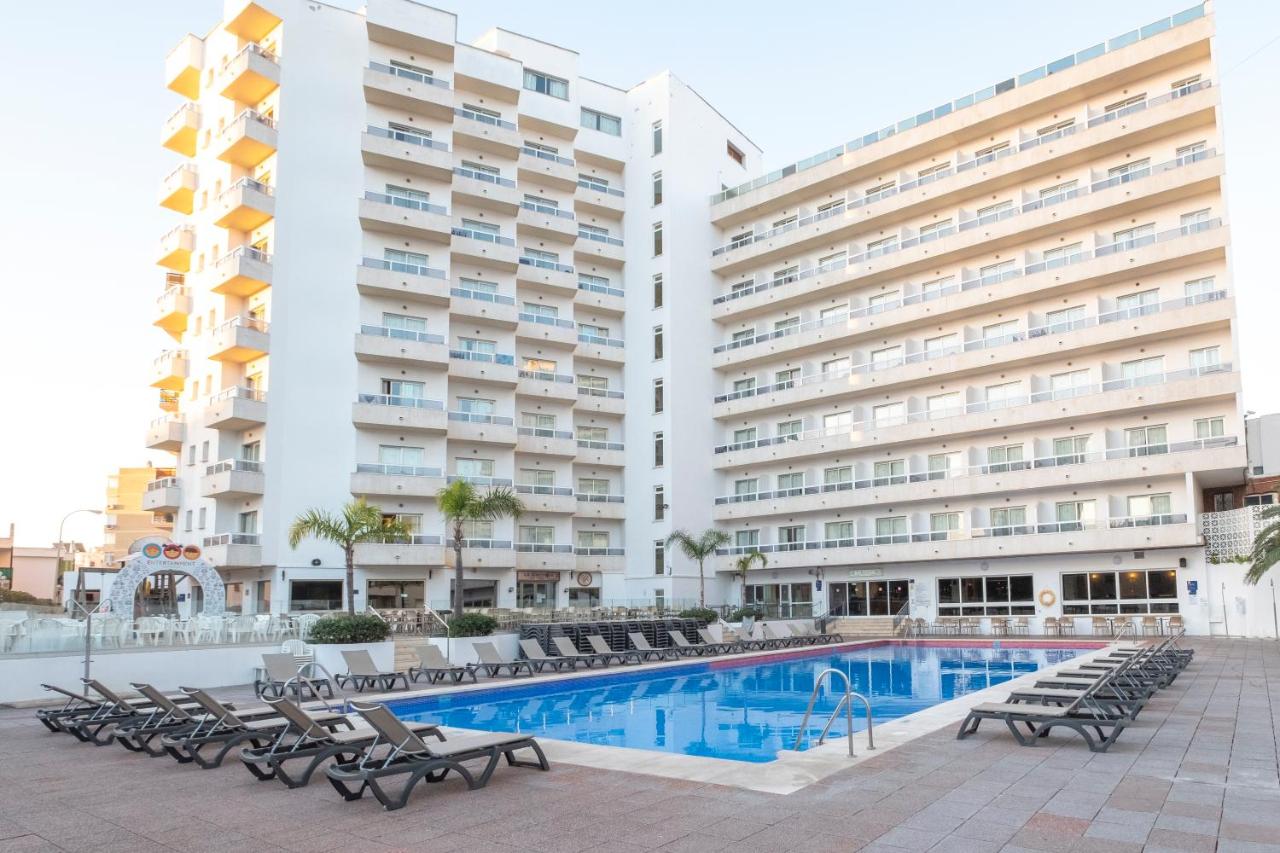 LiggingIn een rustige omgeving bevindt zich het stadshotel een paar minuten te voet van het centrum vanTorremolinos verwijderd. De luchthaven Malaga (AGP) kan na ongeveer 7 km worden bereikt. HotelfaciliteitenHet hotel beschikt over 414 kamers en 11 eenpersoonskamers en over 4 liften. Het vriendelijke personeel aan de receptie is graag bij alle vragen behulpzaam. Het verblijf is ingericht met een bagagedepot en een drankenautomaat. Wi-Fi is kosteloos aanwezig. De tourdesk biedt ondersteuning bij het boeken van excursies. Het hotel beschikt over een aantal voor gehandicapten toegankelijke voorzieningen. Rolstoelvriendelijke faciliteiten zijn beschikbaar. In de supermarkt zijn producten voor het dagelijks gebruik verkrijgbaar. Op zoek naar het passende herinneringsgeschenk aan de vakantie vinden de gasten geheid iets in de souvenirwinkel. De kinderen kunnen zich op de speelplaats naar hartelust uitleven. Tot de overige voorzieningen van het verblijf behoren een tv-ruimte en een bibliotheek. Wie met de auto komt