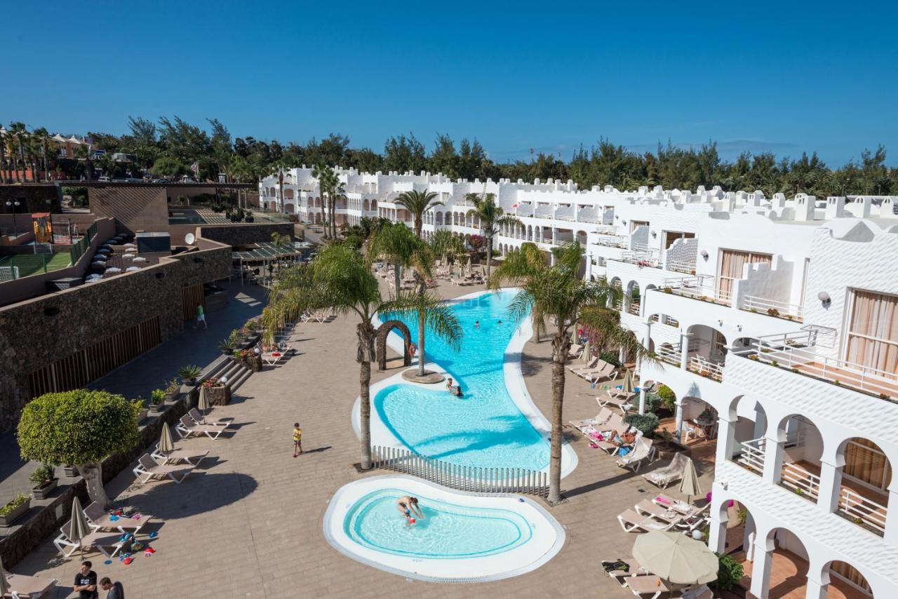 LiggingHet hotel ligt op circa 62 km van de luchthaven van Fuerteventura en op ongeveer 50 meter van het strand. HotelfaciliteitenDe faciliteiten omvatten twee verwarmde buitenzwembaden