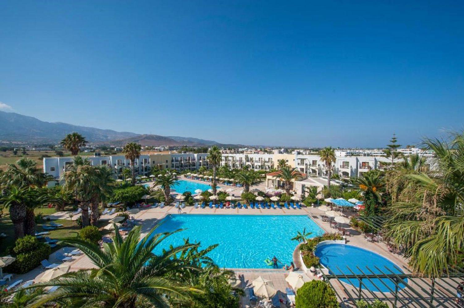 LiggingTigaki Beach Hotel ligt in het gezellige kustplaatsje Tigaki