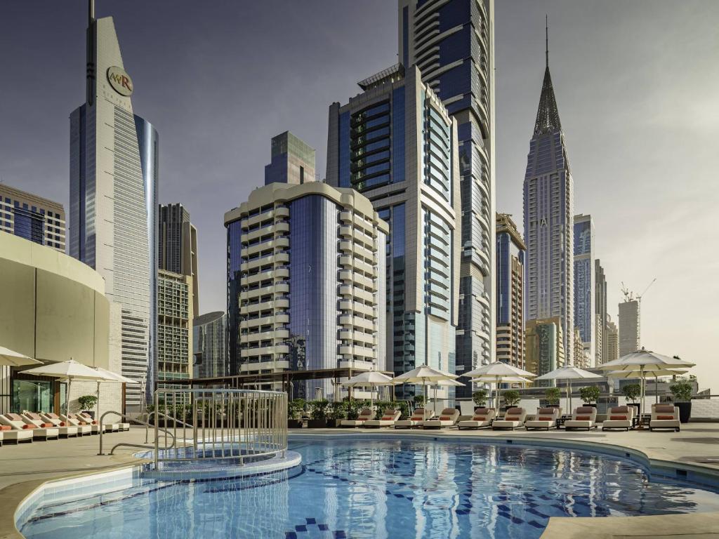LiggingDit hotel heeft een centrale ligging aan de Sheikh Zayed Road in Bur Dubai. Het ligt in de levendigste winkelwijk van Dubai. Met de auto bereikt u het congrescentrum en de luchthaven binnen ongeveer 5 minuten. HotelfaciliteitenDe 366 kamers en de 55 suites zijn verdeeld over 30 verdiepingen en zijn met een lift bereikbaar. Het vriendelijke personeel aan de receptie is graag bij alle vragen behulpzaam. Service zoals een bagagedepot