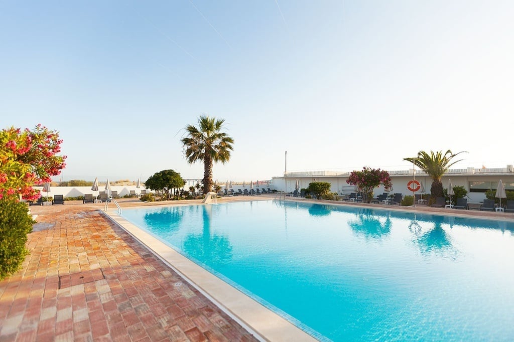 LiggingDit aantrekkelijke strandhotel bevindt zich direct aan het strand met fijn zand