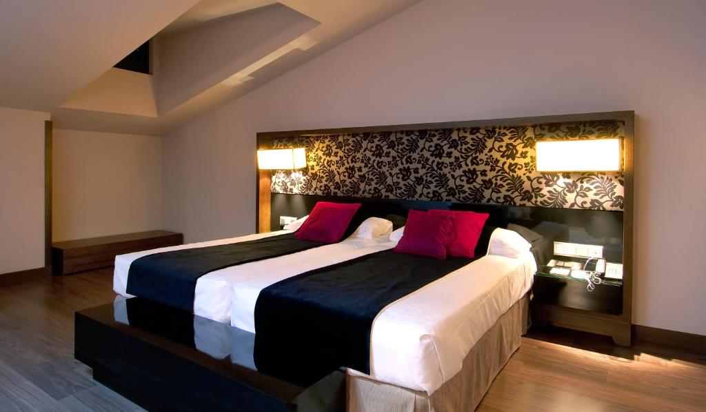 LiggingHet hotel bevindt zich middenin het historische stadscentrum van Madrid