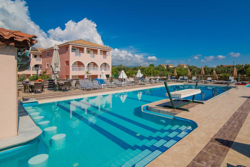 LiggingHet Savvas De Mar Hotel ligt in het levendige Laganas op het eiland Zakynthos. Het strand ligt op ongeveer 800 meter afstand en in de directe omgeving vind je talloze winkels