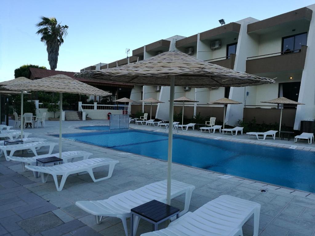 LiggingDit aparthotel ligt in het centrum van het traditionele dorp Afandou