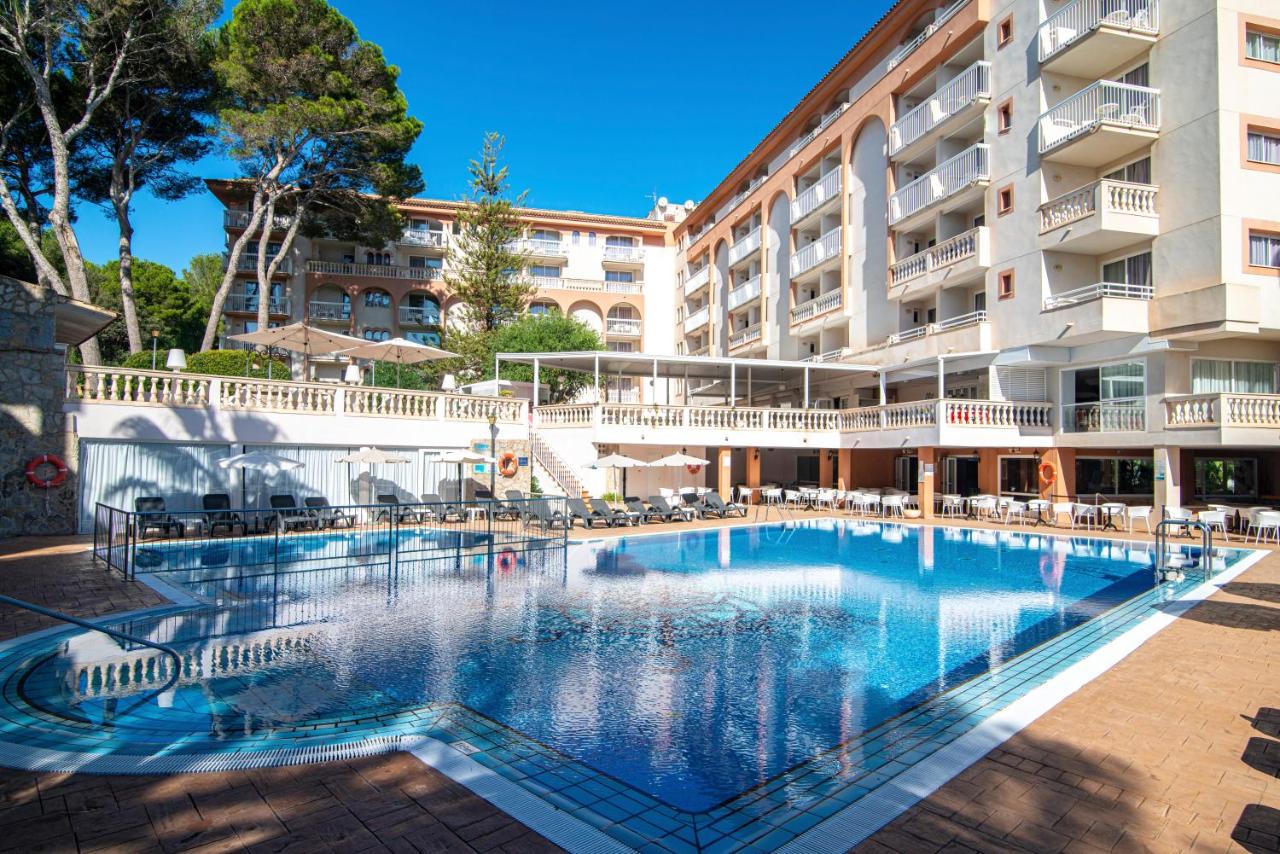 Adults only 16+LiggingHotel Canyamel Classic is een viersterrenhotel gelegen in het rustige dorpje Canyamel aan de oostkust van Mallorca. Het hotel bevindt zich direct aan het strand en slechts enkele stappen van de zee