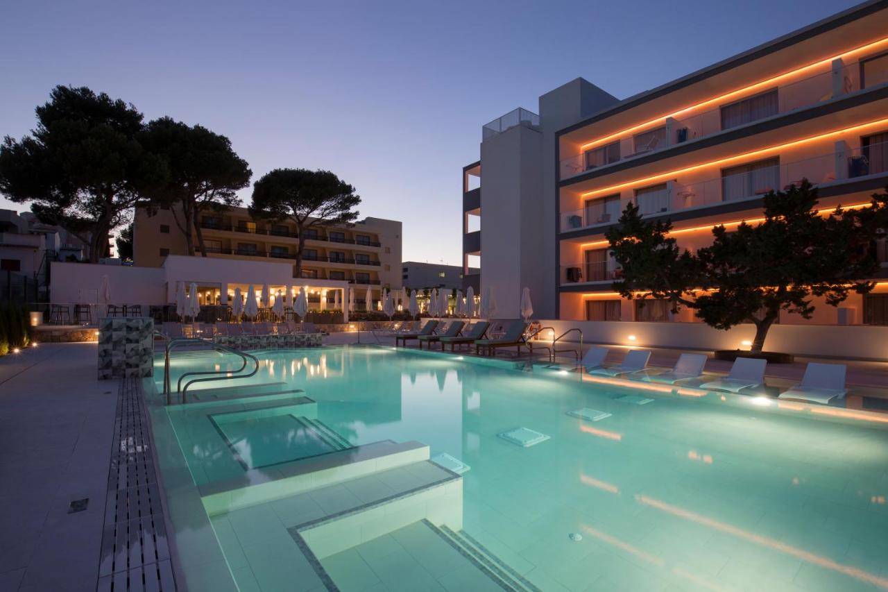 LiggingHotel Bella Playa & Spa ligt op ongeveer 350 meter van het populaire Cala Agulla-strand in Cala Ratjada