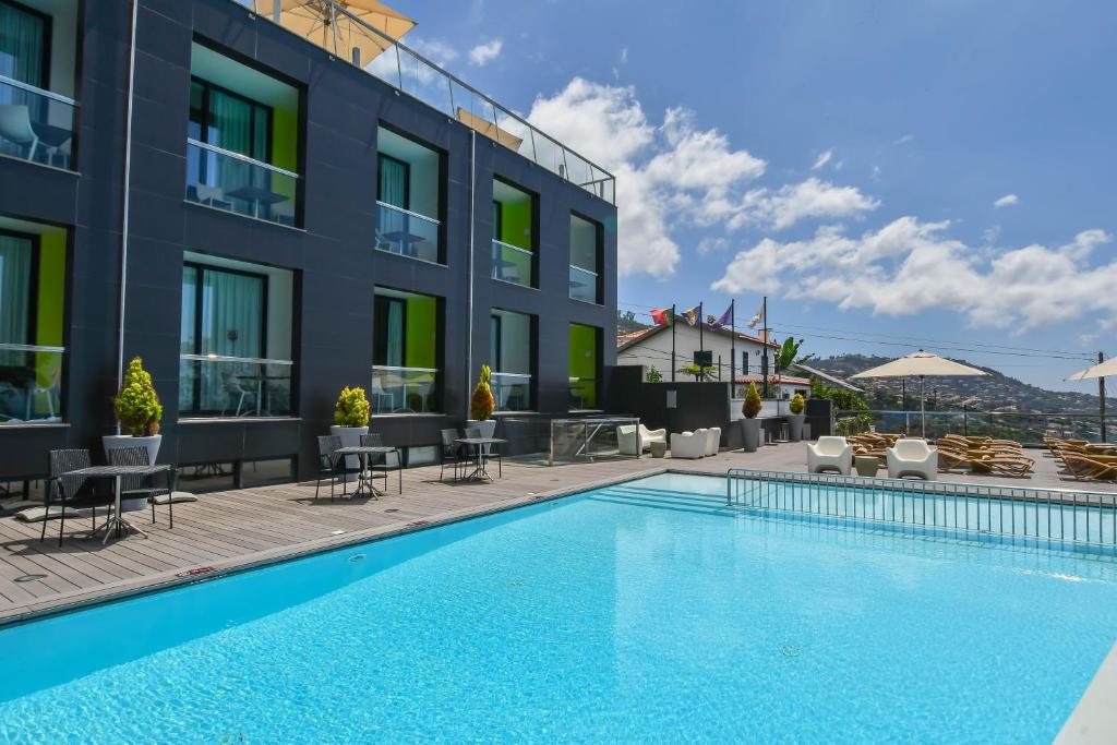 LiggingHet centrum van Funchal ligt op circa 4 km afstand. Vanuit het hotel kun je wandelen in de omliggende tuinen of de omliggende heuvels verkennen. HotelfaciliteitenQuinta Mirabela beschikt over een buitenzwembad met ligstoelen en parasols