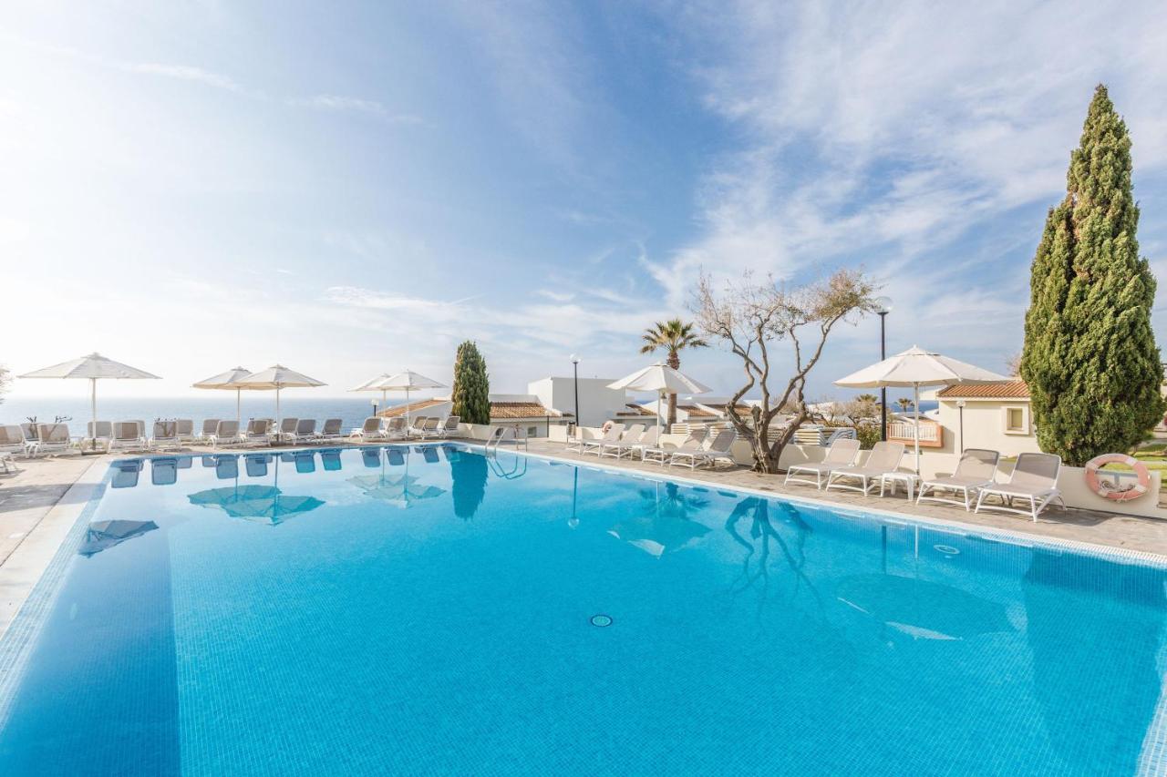 Ligging Blau Punta Reina Resort is een 4-sterren familiehotel gelegen in Cala Mandia