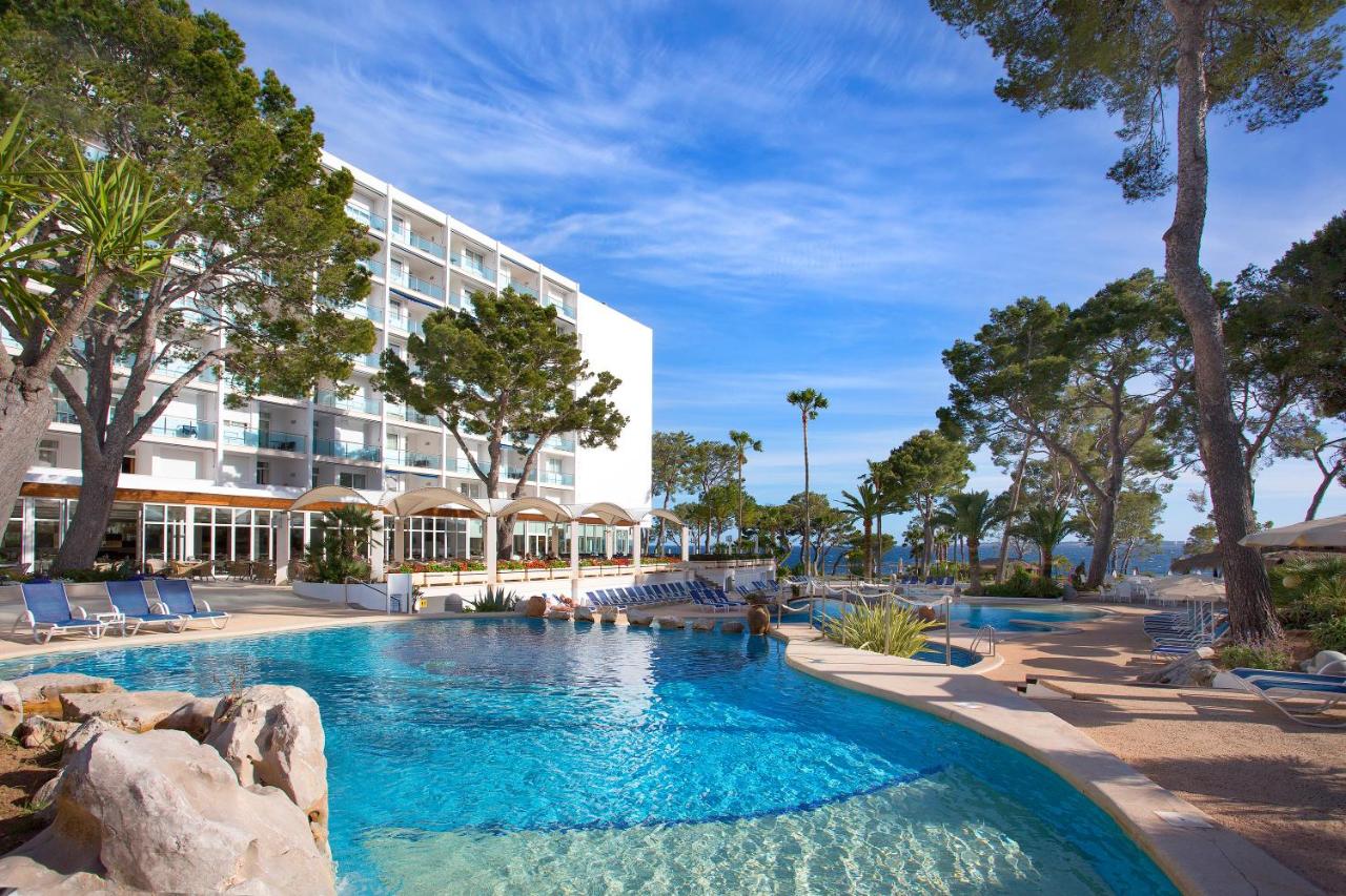 LiggingHet hotel ligt in de rustige en groene omgeving van Costa de los Pinos op Mallorca
